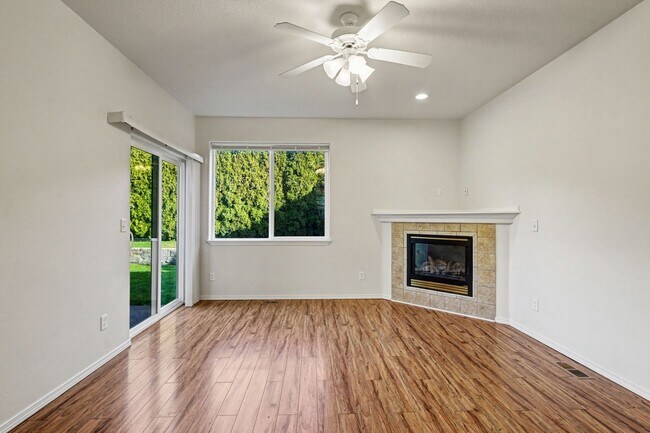 Building Photo - Two-Story 3 bed, 2.5 bath Home in East Salem with Large Bonus Room!