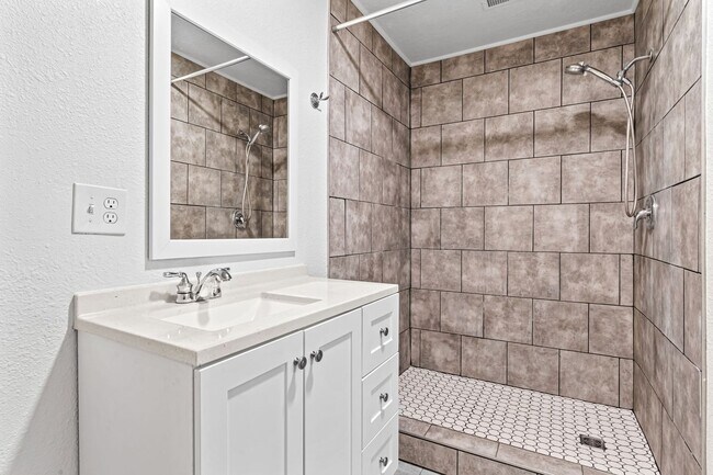 Building Photo - 3 Bedroom, 2 Bath, 2-Car Garage with Room ...