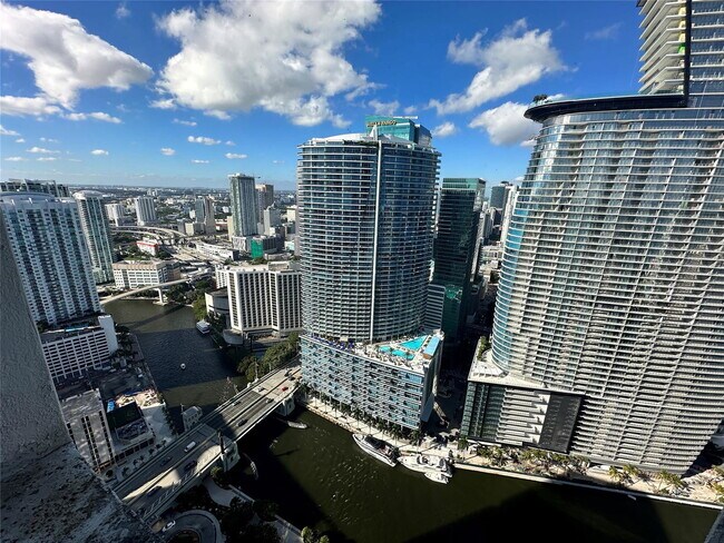 Building Photo - 475 Brickell Ave
