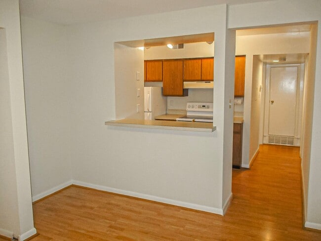 Building Photo - Charming 2 Bed 1 Bath Apartment With Paved...