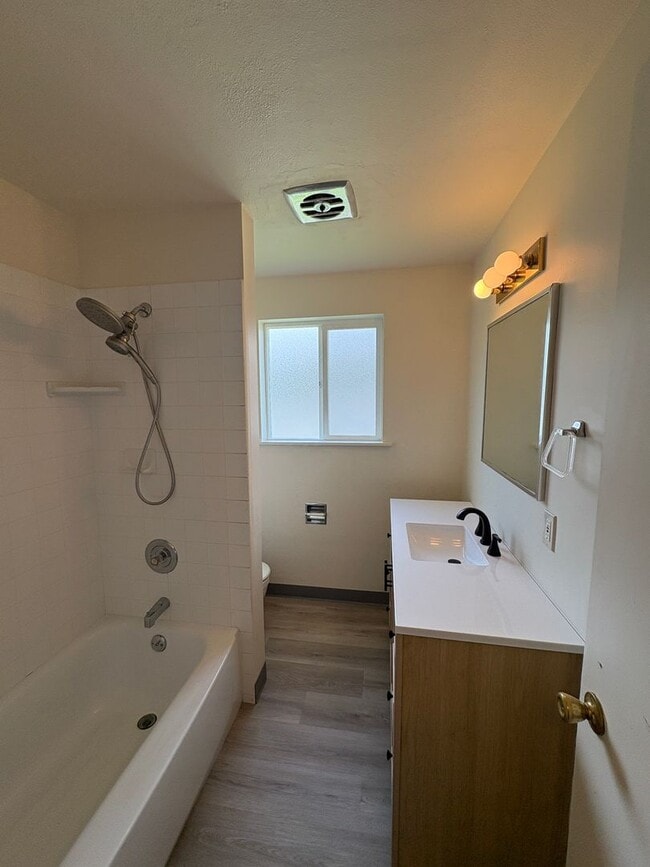 Building Photo - Updated 2BD/1BA Duplex in Cal Young Neighborhood