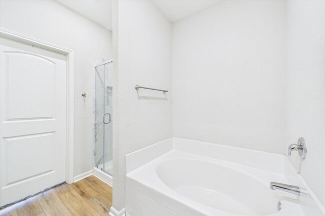 Building Photo - Stunning 4 bedrooms 2 baths single-story h...