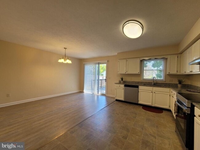 Building Photo - 111 Windcrest Cir