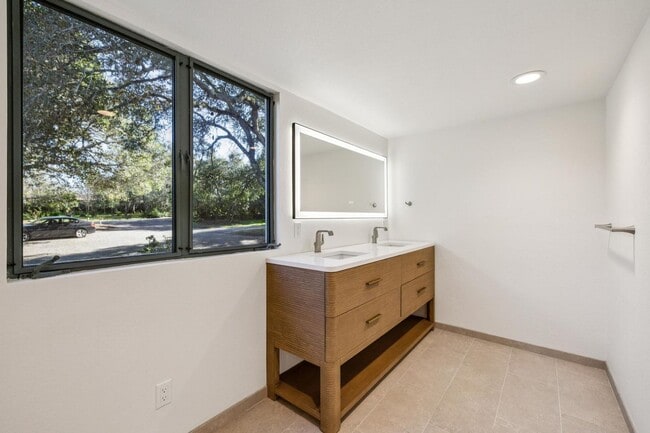 Building Photo - Charming 4BR Home Available in Private Portola Valley Cul de Sac