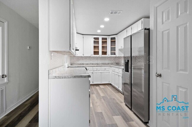 Building Photo - 340 Hiller Dr