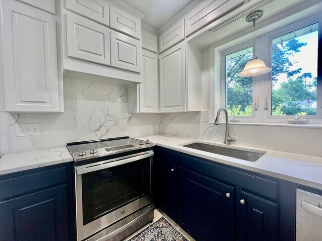 Building Photo - Charming 5 Bedroom Home Close to Everything!