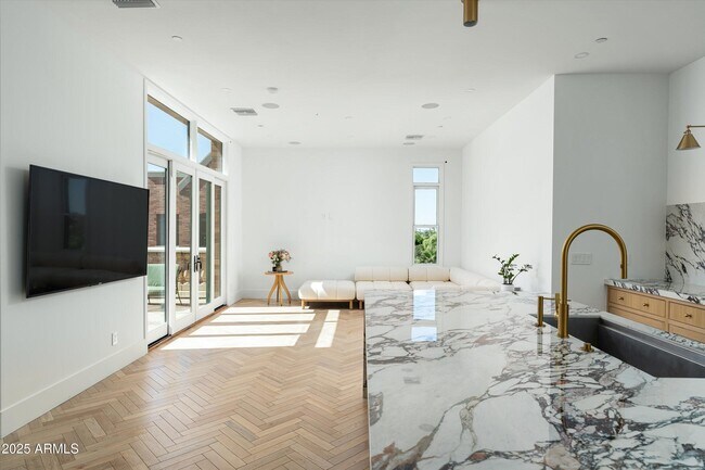 Building Photo - 54 W Palm Ln