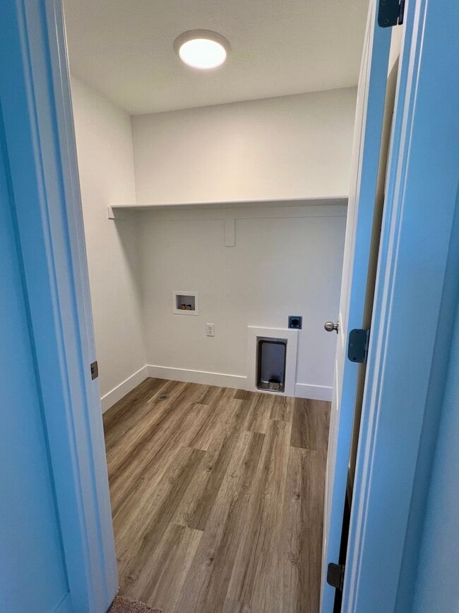 Building Photo - LOVELY TOWNHOME IN SALEM