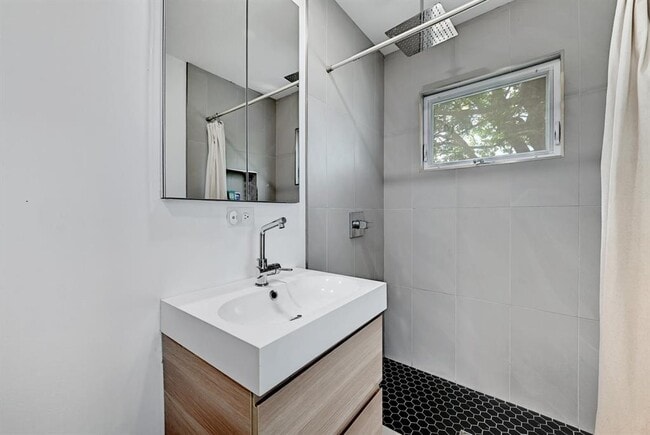 Building Photo - 5303 Gladstone Dr