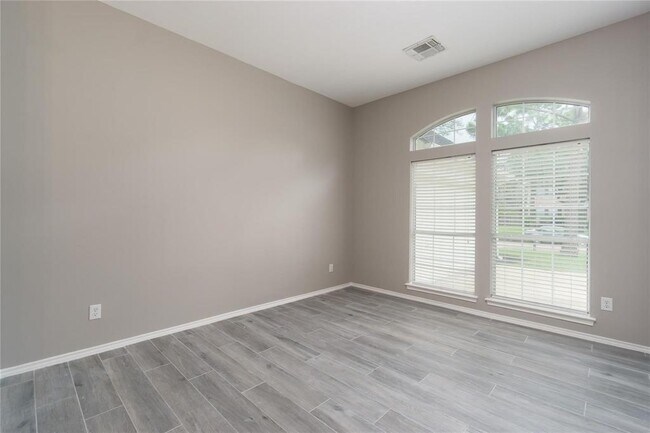 Building Photo - 3622 Englewood Dr
