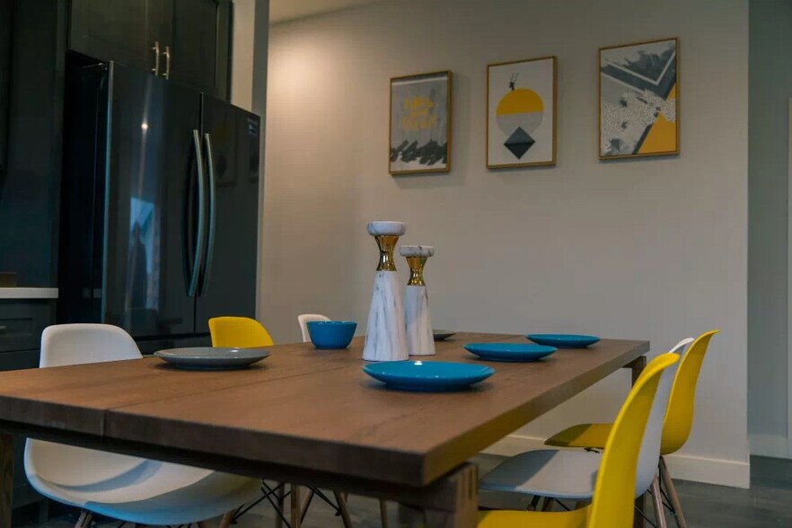 Building Photo - 1451 W 36th Plz