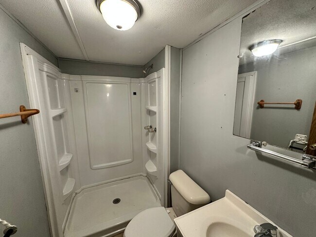 Building Photo - Single Wide Mobile home 2 bed 1 bath