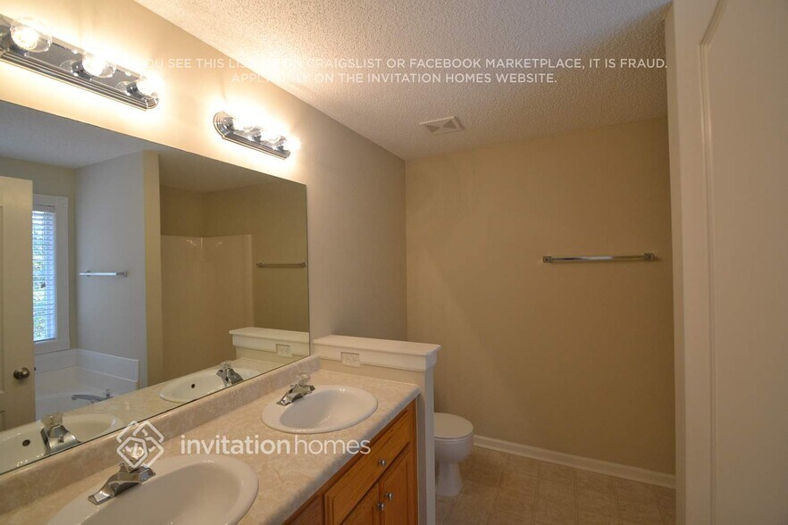 Building Photo - 204 Revolutionary Dr
