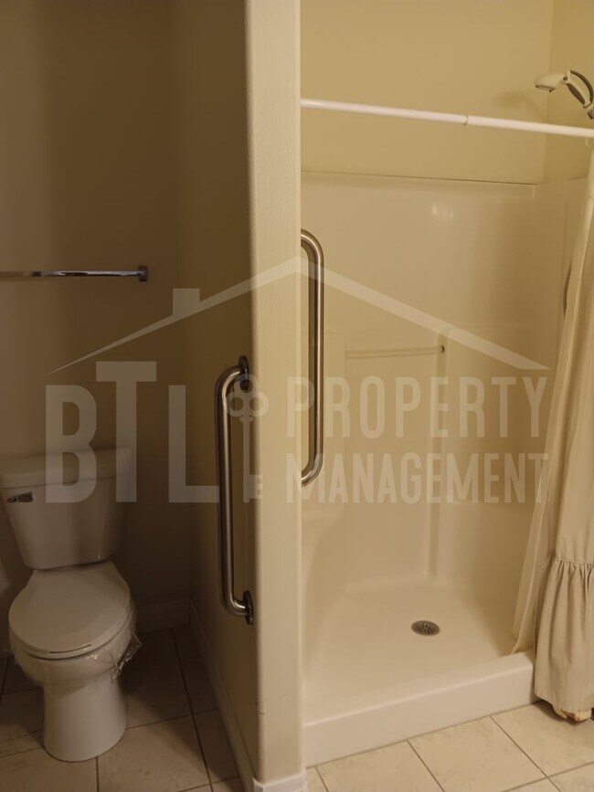 Building Photo - Lovely Condo in Blue Eye!