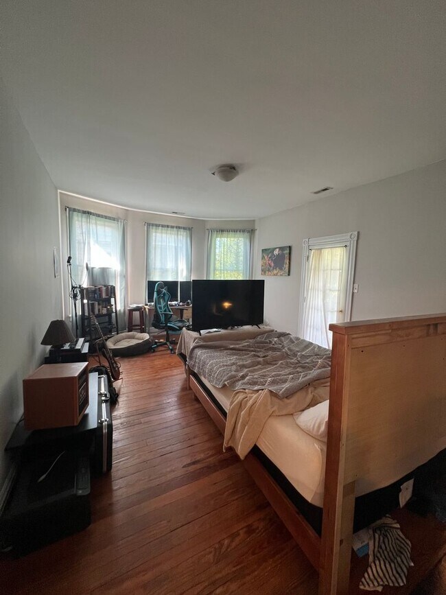 Building Photo - Gorgeous 3 bdrm/2.5 bath newly renovated h...