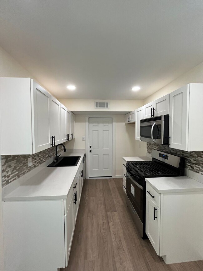 Building Photo - JUST RENOVATED 4/2.5 IN GREAT LEANDER LOCA...