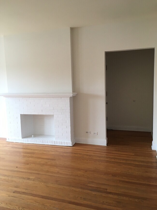 Building Photo - 2-Bedroom, Top-Floor Condo in North Rogers Park