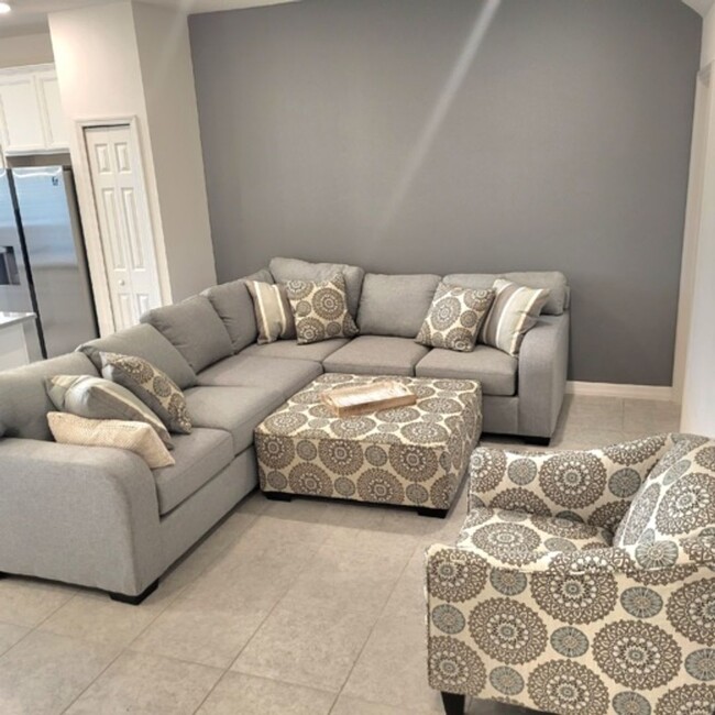 Building Photo - 3bed/2.5 Bths Townhome in Fishhawk. Lots o...