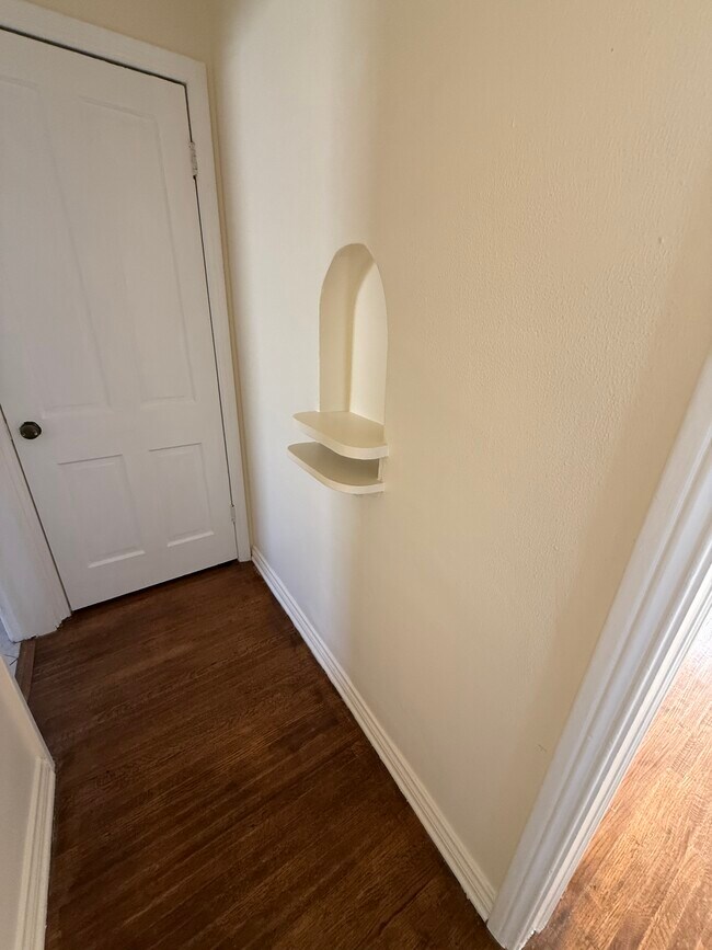 Building Photo - 5906 San Vicente Blvd