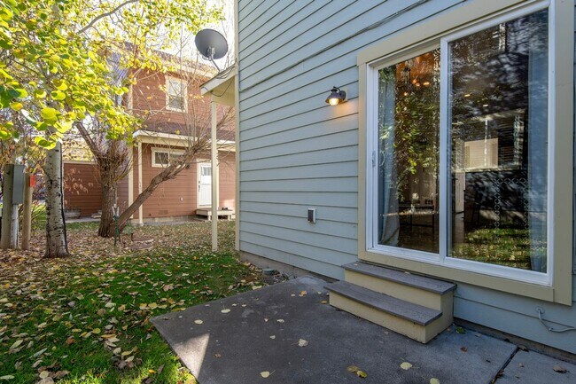 Building Photo - Fully Furnished 2 BR Townhouse in Driggs with Attached Garage