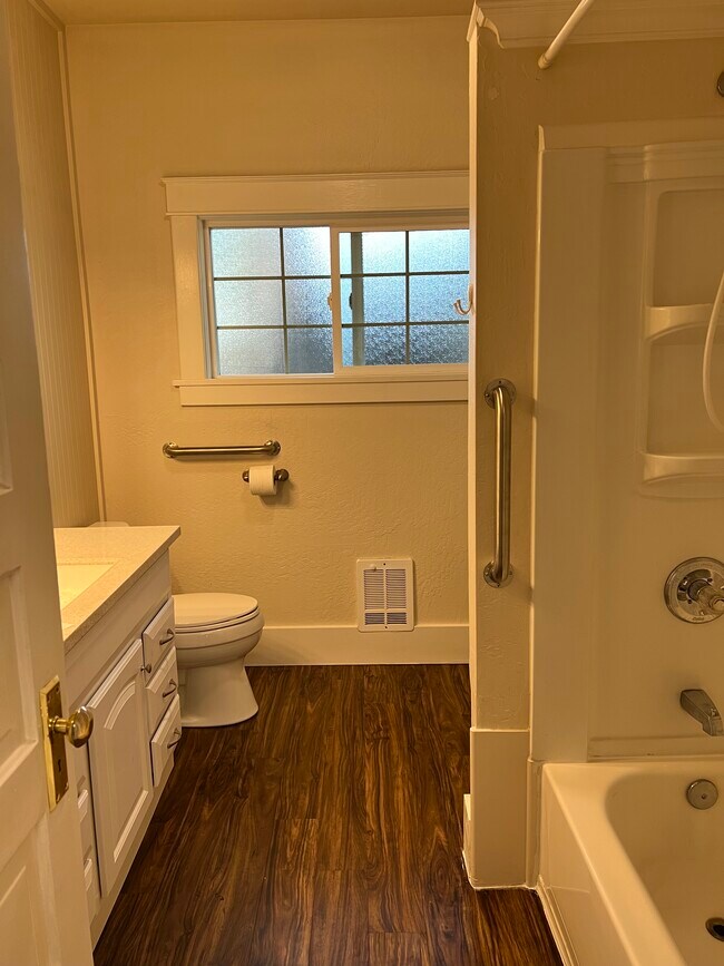 Bathroom - 418 E Reid Ave