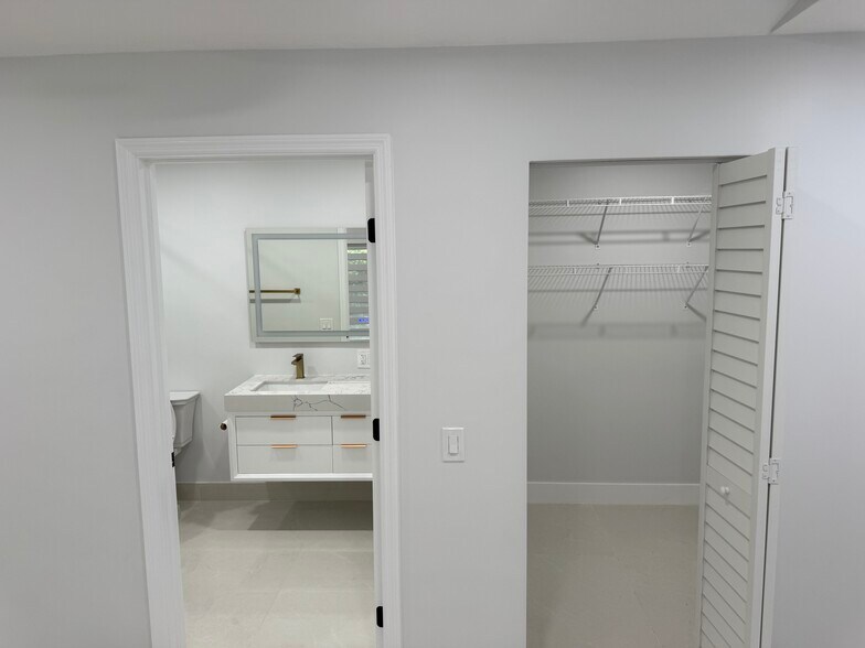Building Photo - 1560 Canary Island Dr