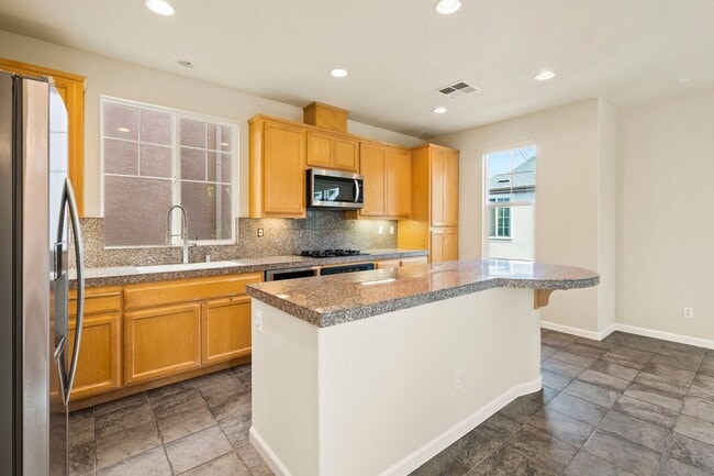 Building Photo - VERSATILE LUXURY LIVING IN RIVERMARK CORNE...