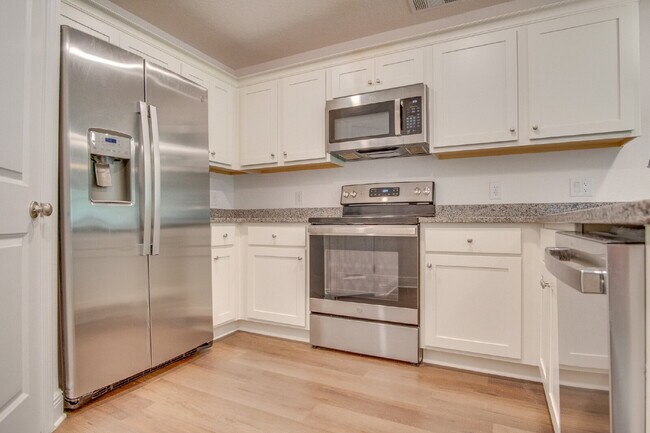 Building Photo - Modern 3/2 Home with Garage, Fenced Yard, ...