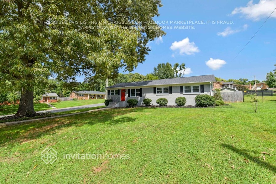 Building Photo - 1824 Hollandale Dr