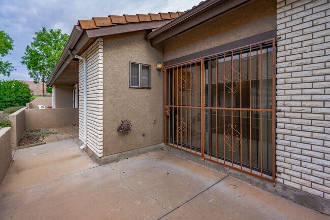 Building Photo - Spacious Updated Townhome in Downtown St. ...