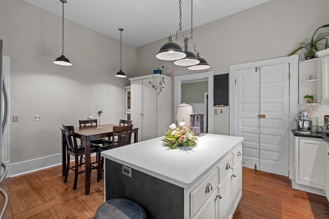 Building Photo - 802 N Poplar St