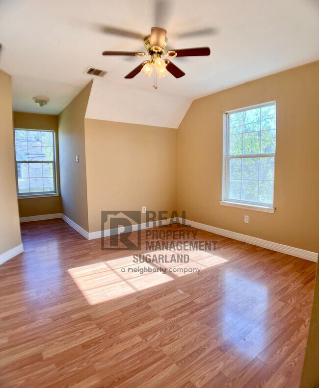 Building Photo - 5012 Higgins St