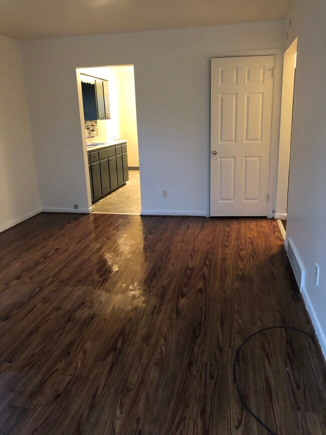 Building Photo - 1096 Silvercrest Ave