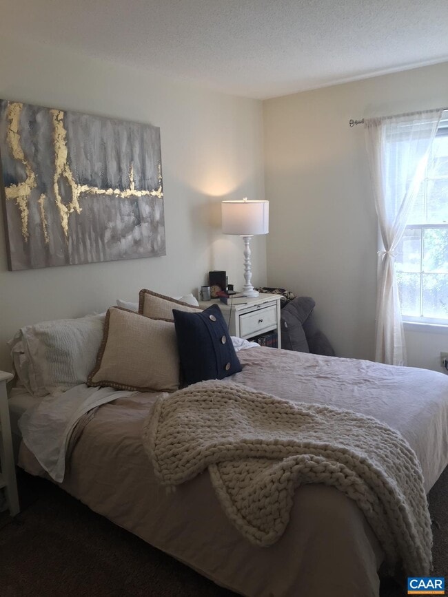 Building Photo - 2527 HYDRAULIC Rd