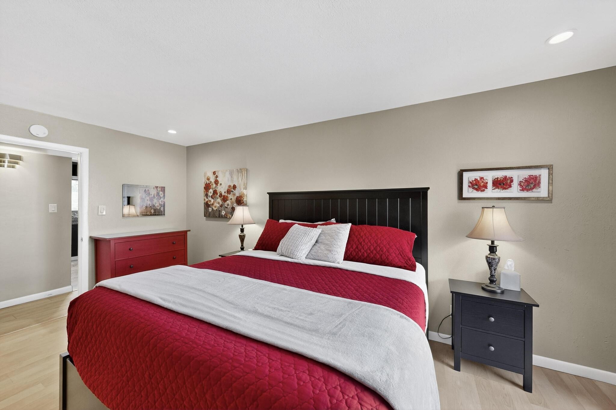 front bedroom with king bed, walk-in-closet, smartTV, access to back yard - 4715 Marquette Ave NE