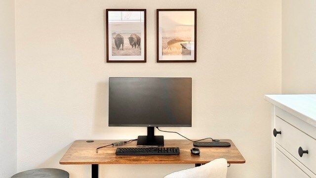 Dedicated workspace with standing desk - 6120 Hoyt St