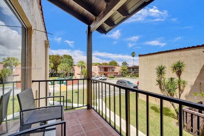 Building Photo - 10804 N Kendall Dr
