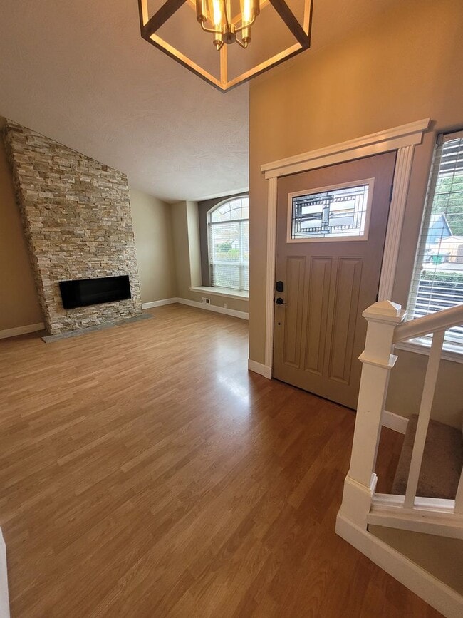 Building Photo - Charming and Spacious 3BB/2.5BA home for rent!  AVAILABLE NOW