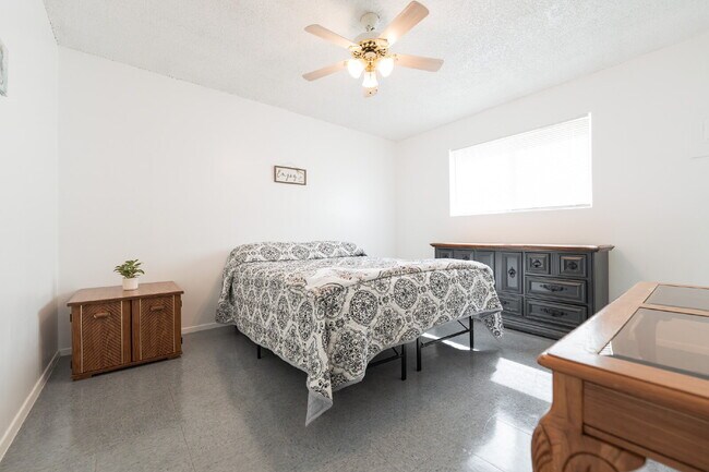 Building Photo - Stylish & Fully Furnished 2-Bedroom in the Heart of Farmington – Flexible Lease Terms!