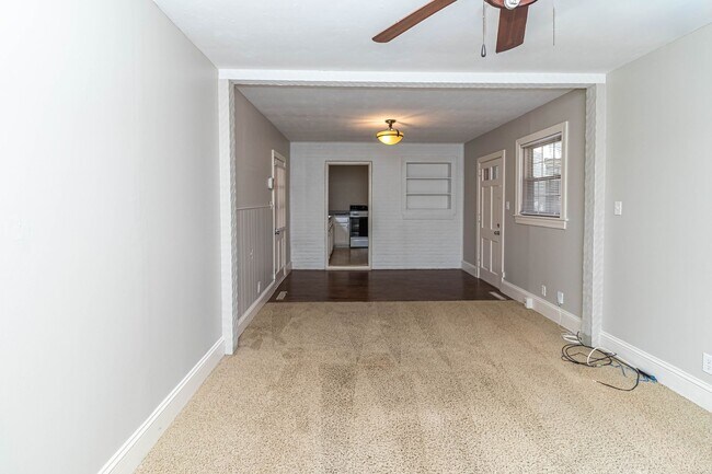 Building Photo - CHARMING 2 Bedroom/1 Bathroom w/ Bonus Roo...