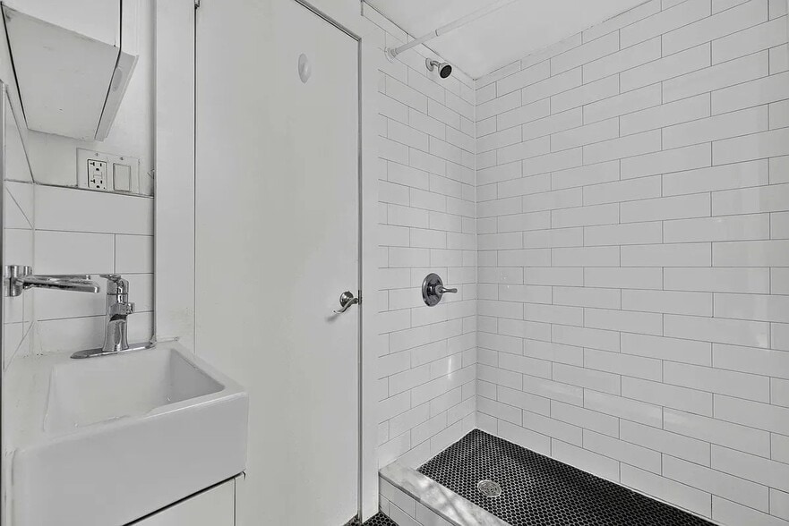 Building Photo - 406 W 39th St