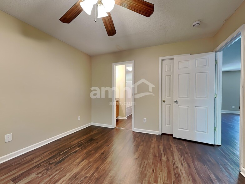 Building Photo - 634 Coopers Ln N