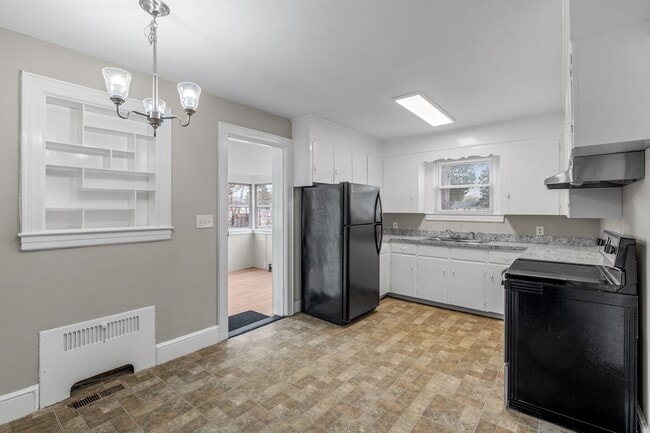 Building Photo - SW, Large Brick Two Bedroom PLUS Two Sun-Rooms, Hardwoods, LR & Separate DR, Fire Place!