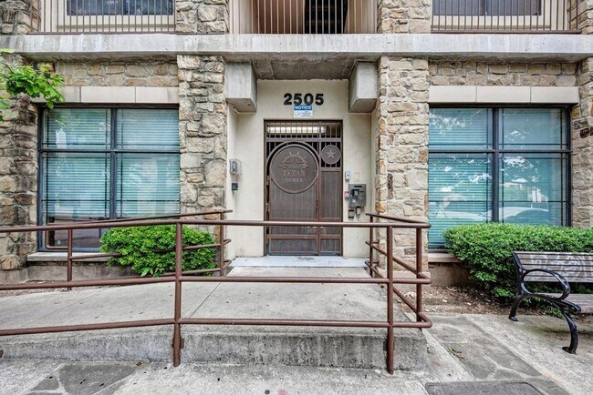 Building Photo - 2/2 Furnished Condo Near UT!