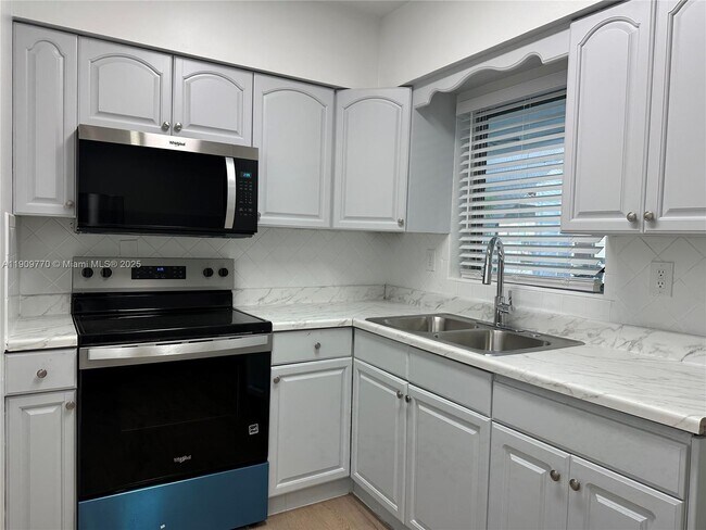 Building Photo - 4300 Sea Grape Dr