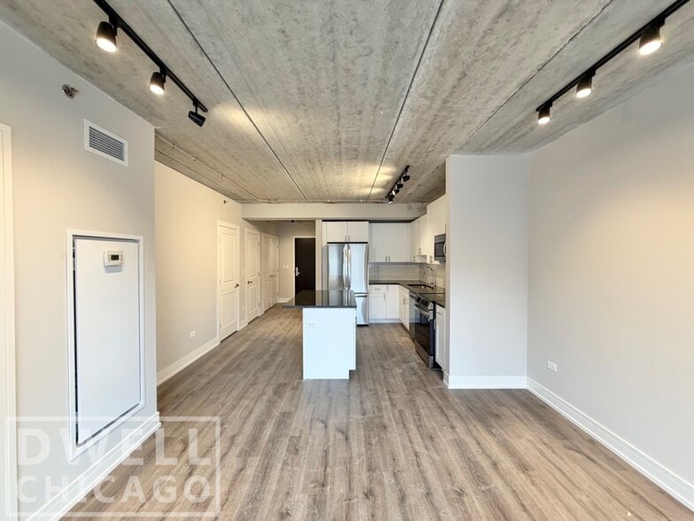 Building Photo - 938 W Carmen Ave