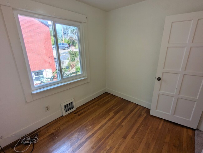Building Photo - 2 Bedroom 1.5 Bathroom Single Family Home ...