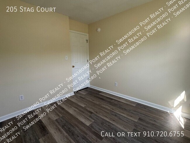 Building Photo - 205 Stag Ct