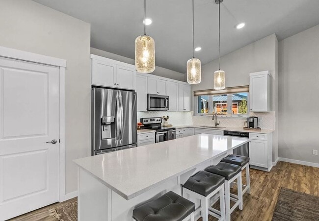 Building Photo - Furnished monthly rental, modern style home with abundant light, garage, backyard. 30-day Min.