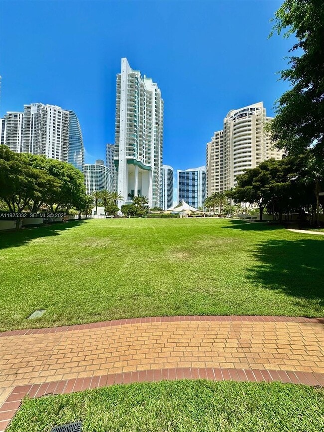 Building Photo - 808 Brickell Key Dr